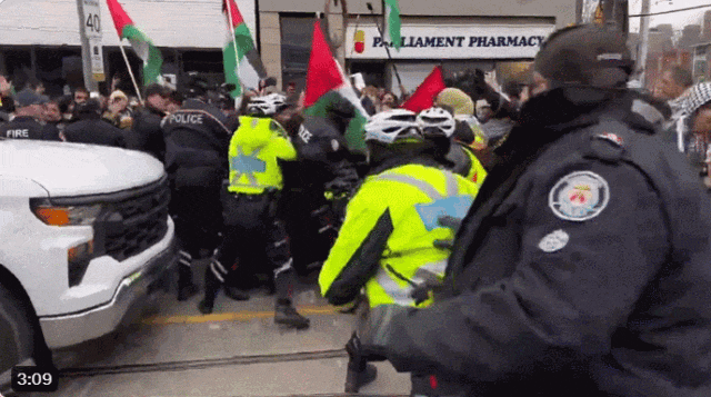 缩略图 | 多伦多大规模骚乱：大批警察强制清场+抓人！群众"投粪"袭警！