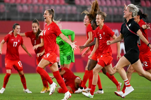 缩略图 | 加拿大女足奥运夺冠：瑞典女足接连失点，加拿大女足点球大战4-3夺冠！