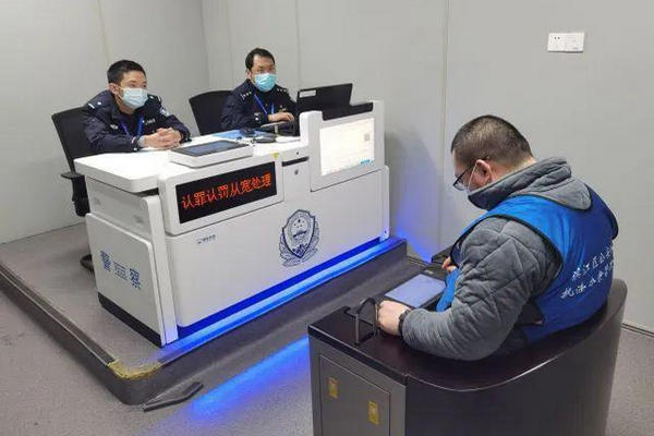 缩略图 | 男子逃亡三年后崩溃自首：没健康码出不了门，我受不了