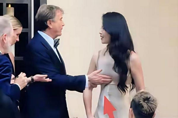 缩略图 | 刘涛疑遭咸猪手，蒋欣被突然吻脖子，西式礼仪不是越界触碰的遮羞布！