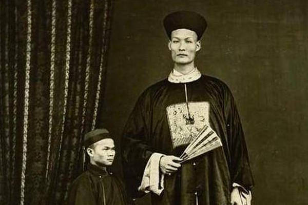 缩略图 | 清朝一男子据说有3.19米，游历英国时娶洋妞为妻，其后代现在如何