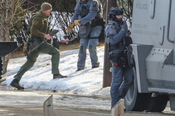 缩略图 | 加拿大男子躲屋内与警方对峙，互射长达30小时，开了100多枪！