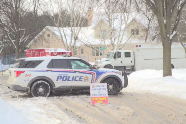 缩略图 | 加拿大知名大学惊魂！持上膛手枪闯工程楼，警方抓捕四名华人！