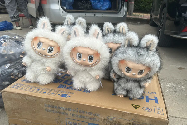 缩略图 | 实探衡水盗版LABUBU大集：像卖菜一样摆摊卖，如今订单变少生意难做！