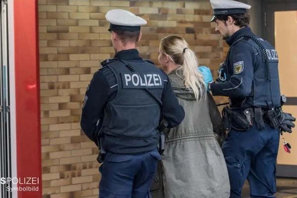 缩略图 | 中国留学生德国遇袭后反击：宁可站着见法官，也不能躺着见法医！