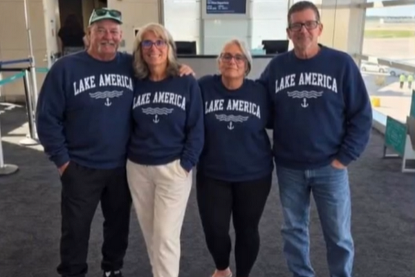缩略图 | 美国CEO一家赴加拿大晒照, 全员身穿“Lake America”！结果翻车了！