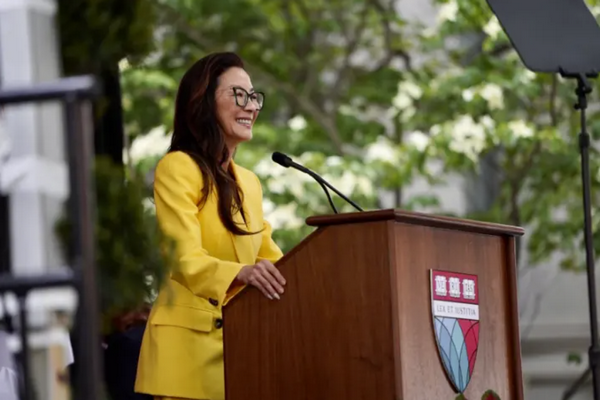 缩略图 | 杨紫琼在哈佛毕业典礼上演讲：当机会来临时，要全力以赴