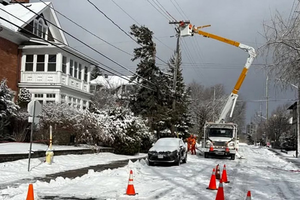 缩略图 | 强风低温天气席卷首都地区，渥太华数千户居民断电，阿冈昆学院停课！