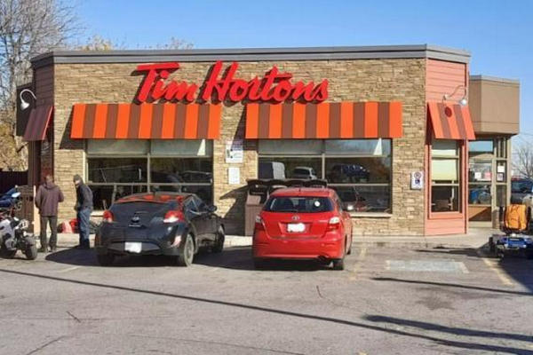 缩略图 | Tim Hortons彻底翻车：员工抠完鼻屎做奶酪！马桶搋子放上操作台！厕所脏成垃圾场！