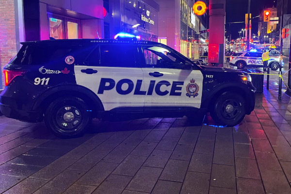 缩略图 | 震惊！一名男子在Rideau Centre购物中心外面被刺伤，情况危急！