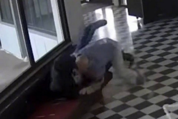 缩略图 | 美国一校长勇猛扑倒校园抢手，腿部中弹仍夺枪救人！