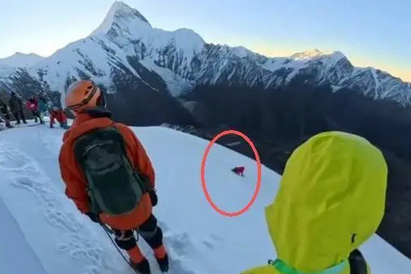 缩略图 | 31岁男子5588米雪山顶拍照滑坠身亡，事发地是网红打卡点！