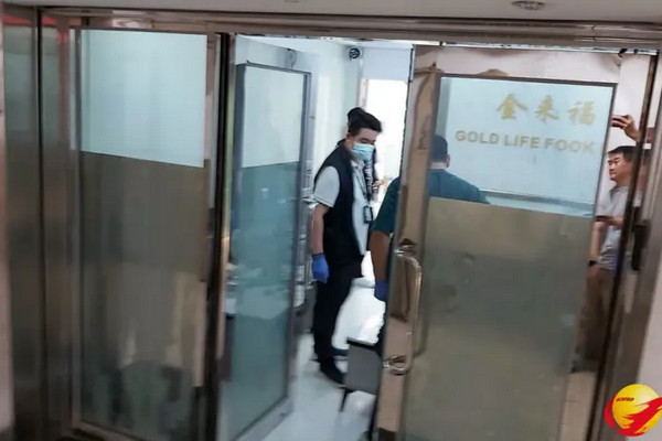 缩略图 | 香港发生黄金大劫案！10名男子抢走65公斤黄金，警方已拘捕7人！