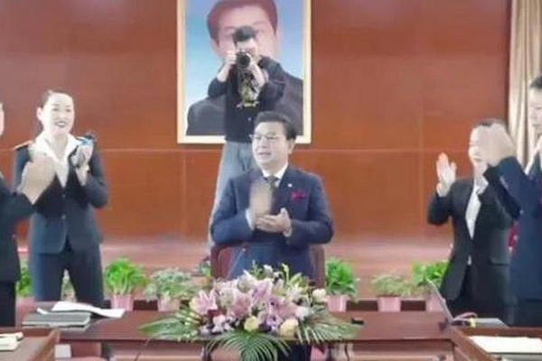 缩略图 | 上海“彩虹屁”奇文刷屏，自恋总裁像极了一个人！