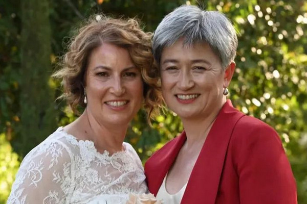 缩略图 | 相伴20年，澳洲外长黄英贤与同性伴侣完婚！