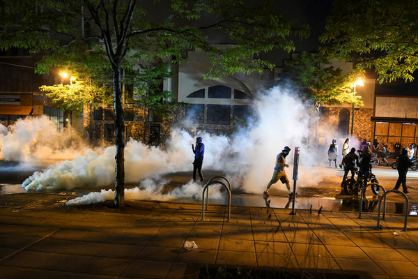 缩略图 | “美国警察暴力致黑人死亡”抗议升级！美国多地爆发骚乱：示威者打砸超市，焚烧国旗