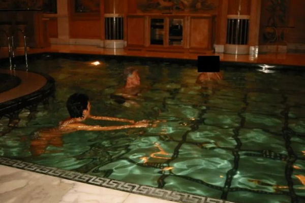 缩略图 | 尺度太大！克林顿半裸和女子泡澡，安德鲁王子横躺五女腿上！最新爱泼斯坦档案太劲爆！