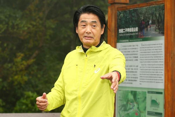 缩略图 | 68岁周润发跑步重摔，肋骨断裂，连呼吸都痛！