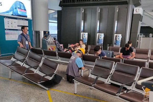 缩略图 | 香港“示威者”在机场围堵指骂老年旅客