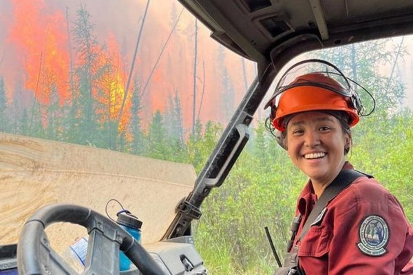 缩略图 | 19岁女消防员殉职！加拿大野火烧毁面积=2.7个台湾