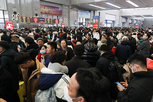 缩略图 | 最火春运遭遇最强暴雪：上百趟列车停运，大量旅客滞留车站