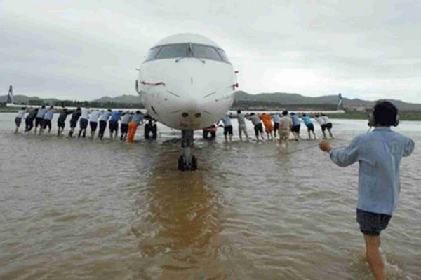 缩略图 | 一张人们在水中推飞机的照片热传，引中国网友群嘲