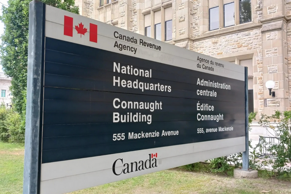 缩略图 | 下狠手！加拿大CRA清算升级：直接扣押30%工资，冻结银行账户！