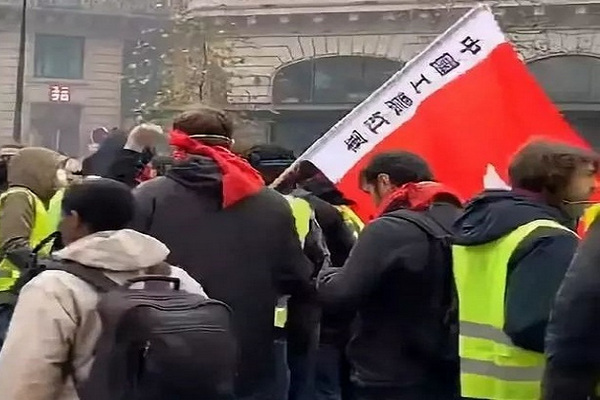 缩略图 | 法国街头暴动，竟出现“中国工农红军”旗帜