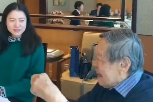 缩略图 | 96岁杨振宁与小54岁娇妻近照曝光 翁帆眼神亮了
