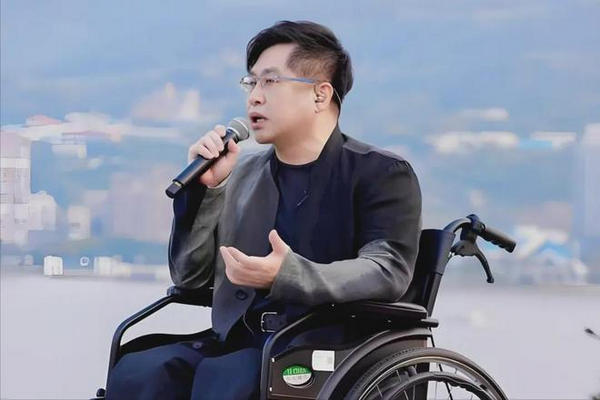 缩略图 | 【郑智化机场风波】郑智化道歉了：称连滚带爬是气话！网友们：从心疼到愤怒！