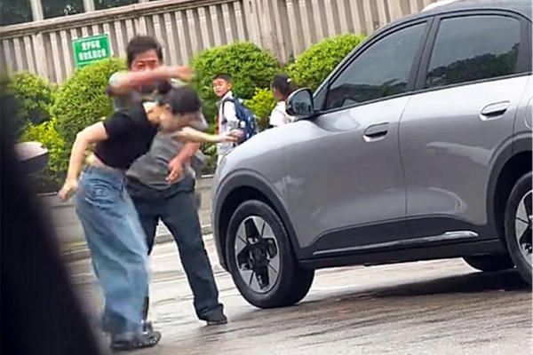 缩略图 | 【视频】女子脚踢保安，被反手打一耳光！踢一脚换一巴掌，谁也不惯着谁！