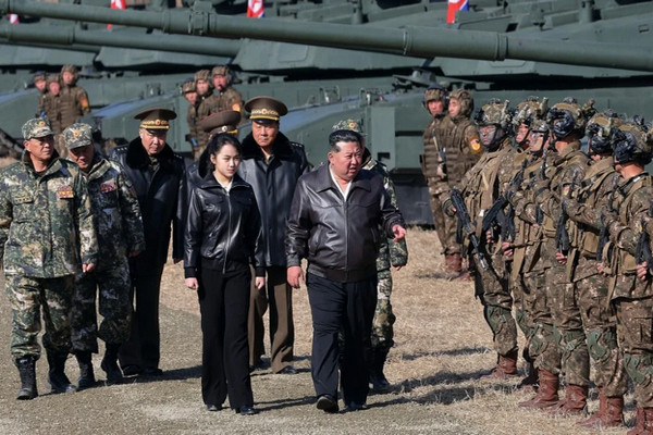 缩略图 | 【视频】金正恩携女儿视察坦克步兵协同攻击战术演习