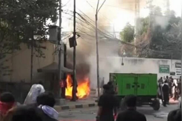 缩略图 | 多国爆发反美以示威：冲击纵火美使馆，有民众哭晕！