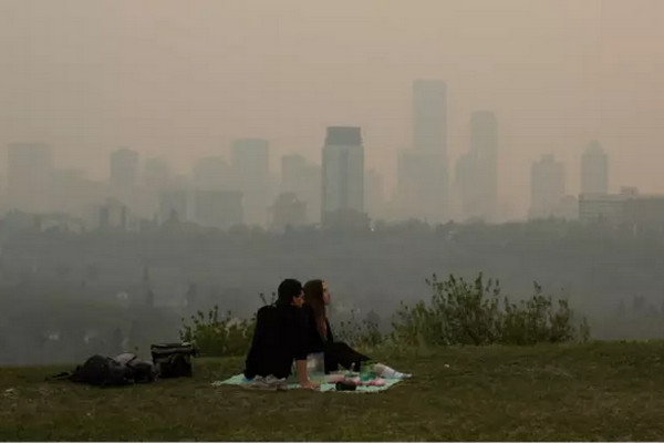 缩略图 | 山火肆虐！加拿大5省发布空气质量预警，烟雾明日侵袭安省！