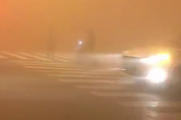缩略图 | 北京被雾霾罩住 司机看不到红绿灯路口死等