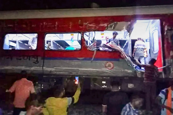 缩略图 | 印度列车脱轨相撞，事故已致233死，约900伤！莫迪发声：感到痛心