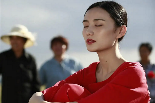 缩略图 | 李亚鹏官宣与海哈金喜结婚生子，晒一家三口牵手照甜蜜表白