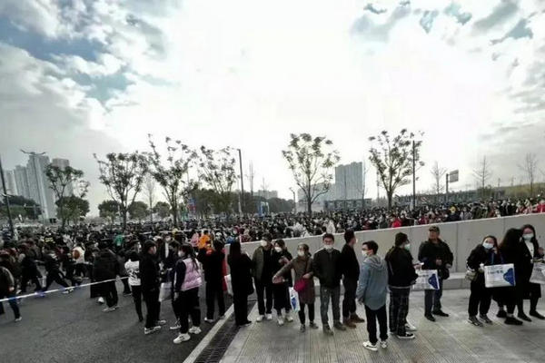 缩略图 | 中国大陆第二家Costco在苏州开业：有人凌晨3点开始排队，现场配备救护车