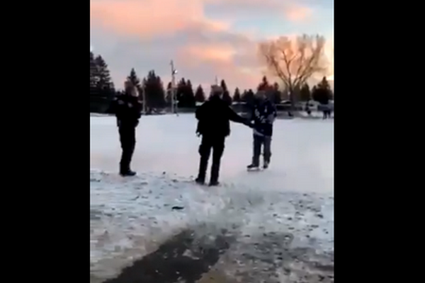 缩略图 | 户外滑冰也违规？加拿大21岁男子被警方抓走！