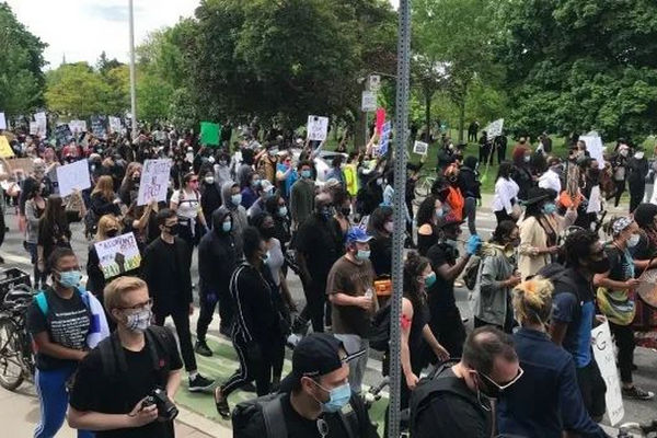 缩略图 | 警察涉嫌杀害黑人妇女，加拿大爆发千人游行示威，反对种族主义！