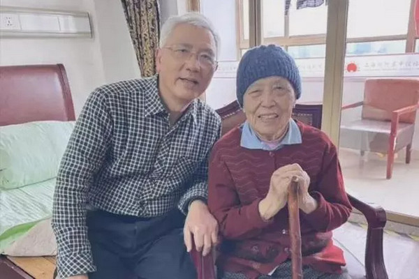 缩略图 | 74岁上海作家，和98岁母亲一起住养老院，邻居羡慕了！