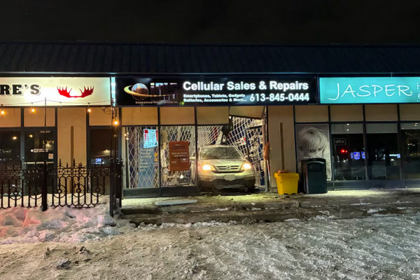 缩略图 | 明目张胆砸抢！渥太华一辆SUV撞入店内，多件商品被盗！