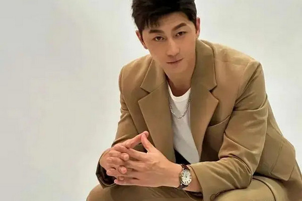 缩略图 | 35岁男演员景区当NPC上热搜，曾被曝泰山陪爬月入过万！