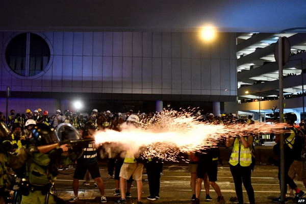 缩略图 | 香港爆发黑社会暴打市民 外界质疑“警黑合作”