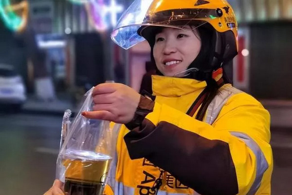 缩略图 | 中国街头的女性外卖骑手，正以惊人的速度暴增！