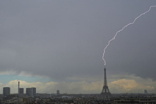 缩略图 | 巴黎埃菲尔铁塔被闪电击中 摄影师拍下震撼一幕