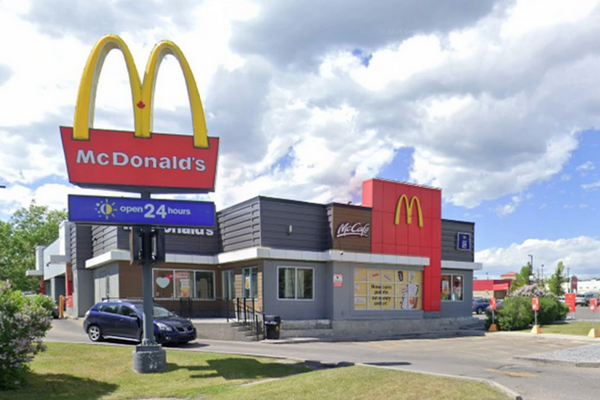 缩略图 | 加拿大两名华人七旬老汉麦当劳斗殴，直接打出人命！