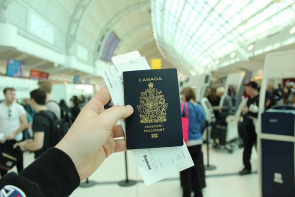 缩略图 | 加国人为申请护照出各种奇招：有人苦等11个月，而他日赚千元！
