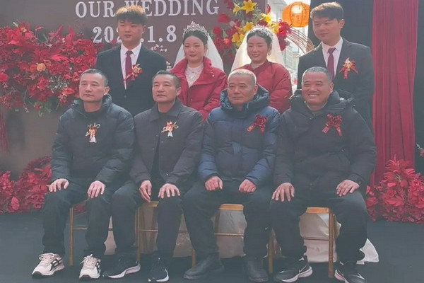 缩略图 | 孪生姐妹嫁给孪生兄弟，双方还各有一对双胞胎伯父！