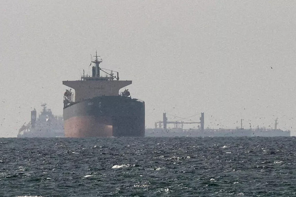 缩略图 | 一条海峡卡住全球命脉：亚洲国家紧急“改道求生”